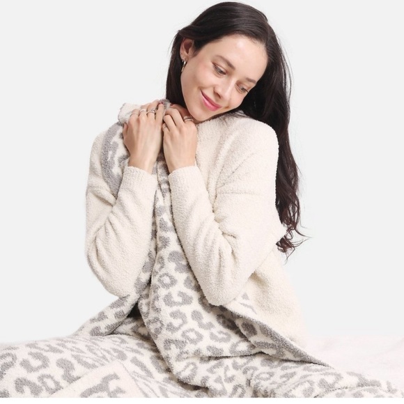 Comfy Luxe Animal Print Blanket - Picture 2 of 11